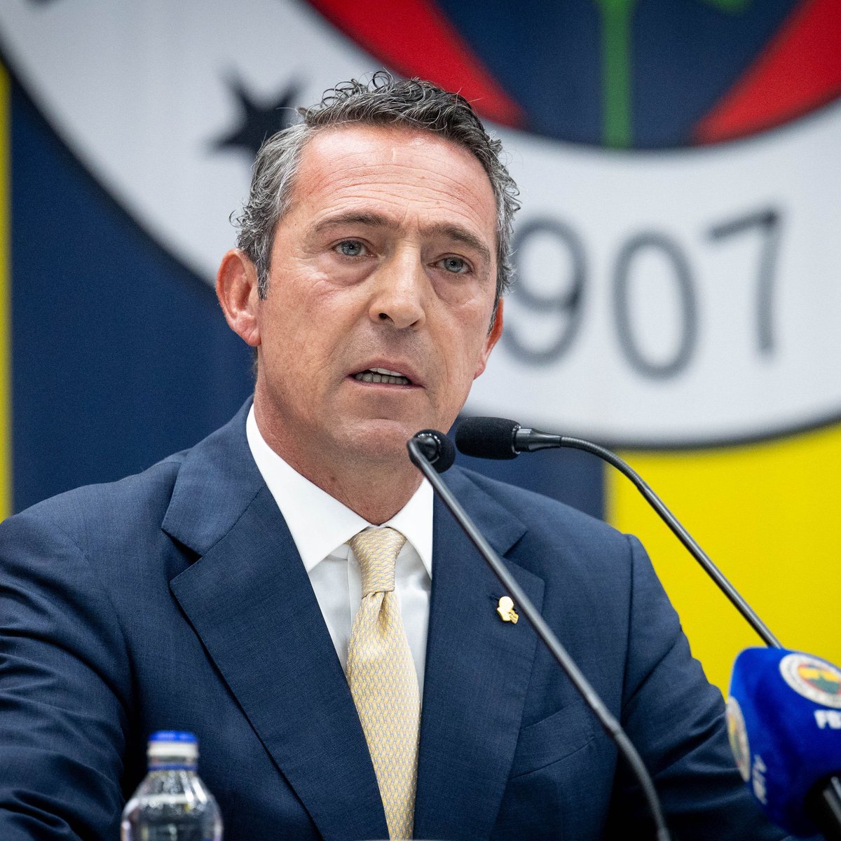 Ali Koç, 7 senede Şampiyon olamamış olabilir. Kulübü borçla devraldı, büyük sponsorlar ile anlaştı, kadro değerini 300 M€ civarına getirdi. başarısız olabilir ama  hakemlerinde etkisi oldu her şey için teşekkürler başkan yolun açık olsun.