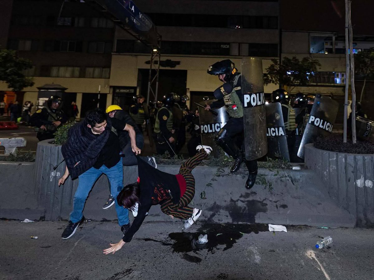 DiegoCortazar98's tweet photo. Pareciera q tuvieran un odio 
visceral hacia quienes alzan 
su voz y protestan en el Perú, 
ser policía es lo más bajo y vil  
¡criminales uniformados!
¡Miserables! #GeneracionZ https://t.co/QhGoHWGFyA