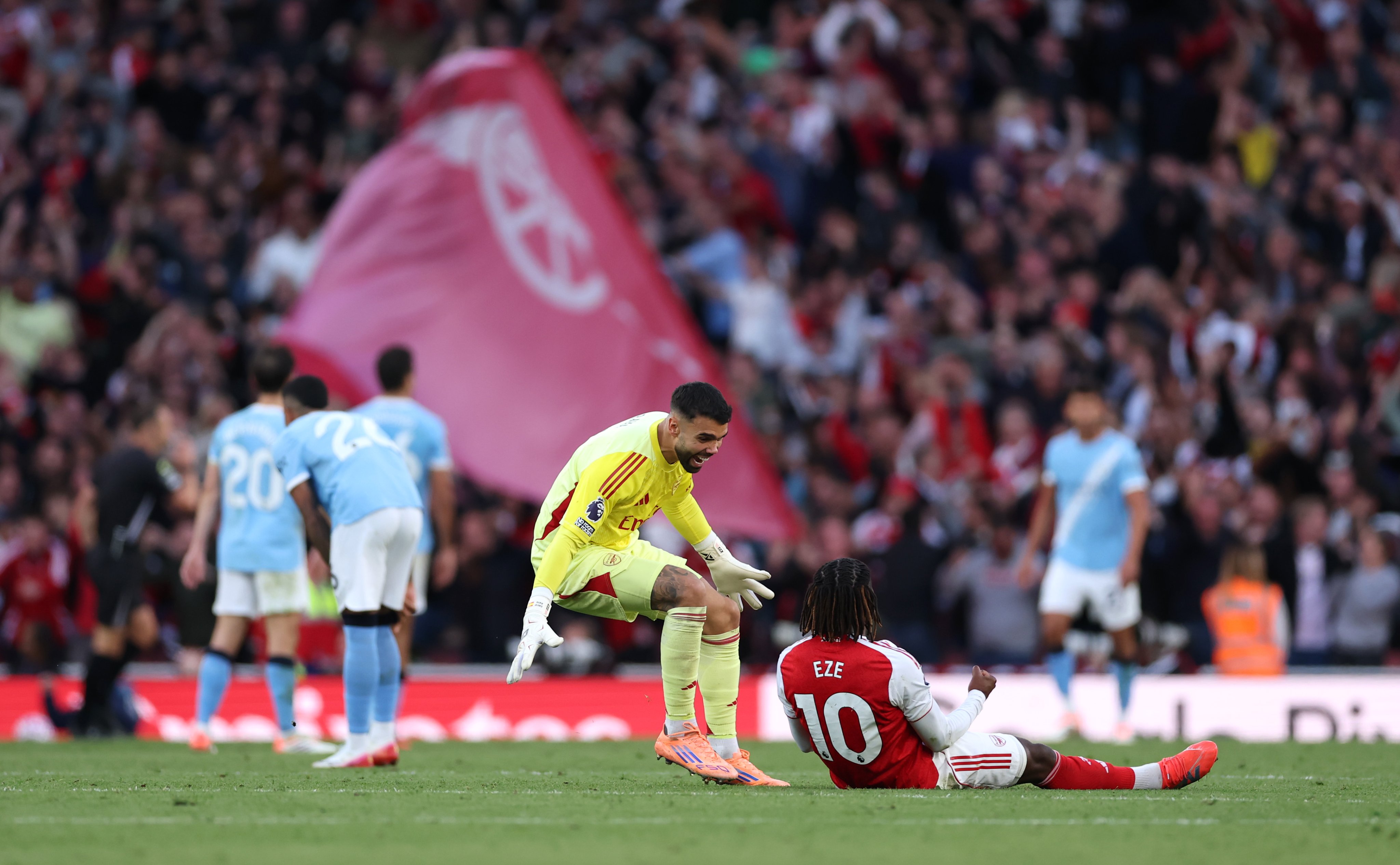 David Raya celebrates with Eberechi Eze after the midfielder's assist for Gabriel Martinelli against Manchester City.