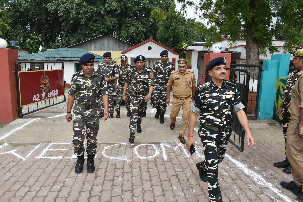 SSB_INDIA's tweet image. #DGSSBOnTour
During his visit to Frontier Hqrs, Lucknow (@SSBFTRLUCKNOW), 
Shri Sanjay Singhal, IPS, #DGSSB, inspected #BOP Rupaidiha &amp;amp; #BOP Munshipurva of 42 Bn SSB, (@42bnssb_INDIA) along the #IndoNepalBorder (#INB).

He reviewed operational preparedness and administrative…