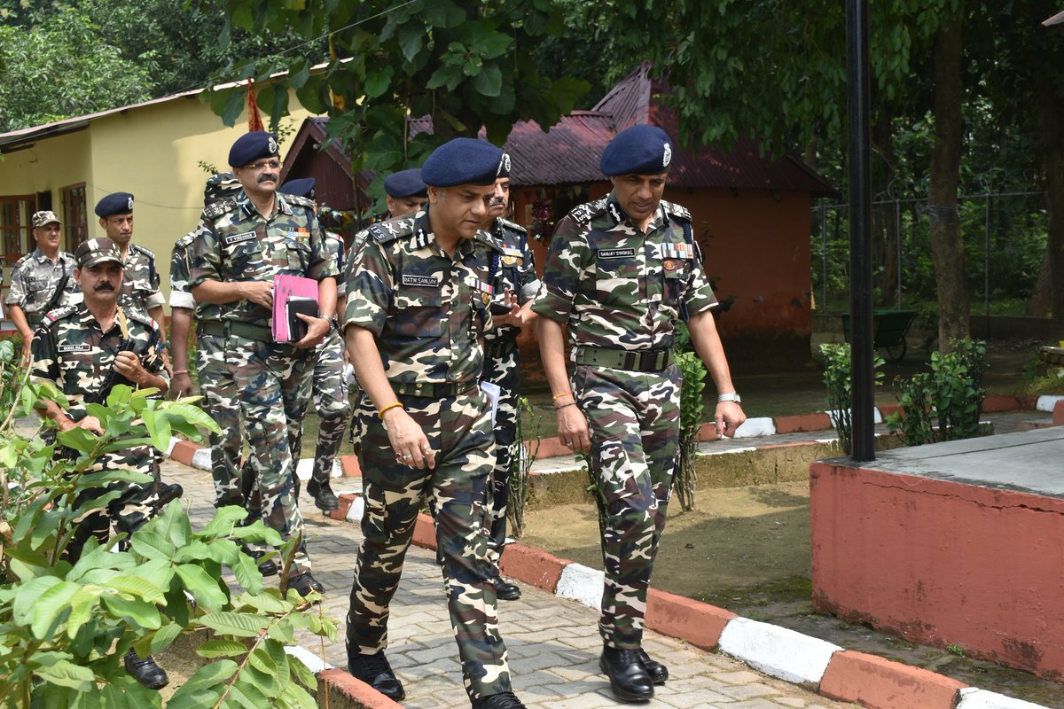 SSB_INDIA's tweet image. #DGSSBOnTour
During his visit to Frontier Hqrs, Lucknow (@SSBFTRLUCKNOW), 
Shri Sanjay Singhal, IPS, #DGSSB, inspected #BOP Rupaidiha &amp;amp; #BOP Munshipurva of 42 Bn SSB, (@42bnssb_INDIA) along the #IndoNepalBorder (#INB).

He reviewed operational preparedness and administrative…