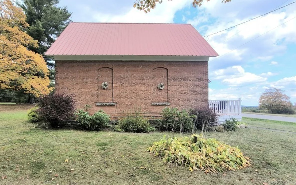 oldhousecalling's tweet image. Former #NewYork #schoolhouse on 1 Acre. $159,900 
oldhousesunder100k.com/under-150k-sun…