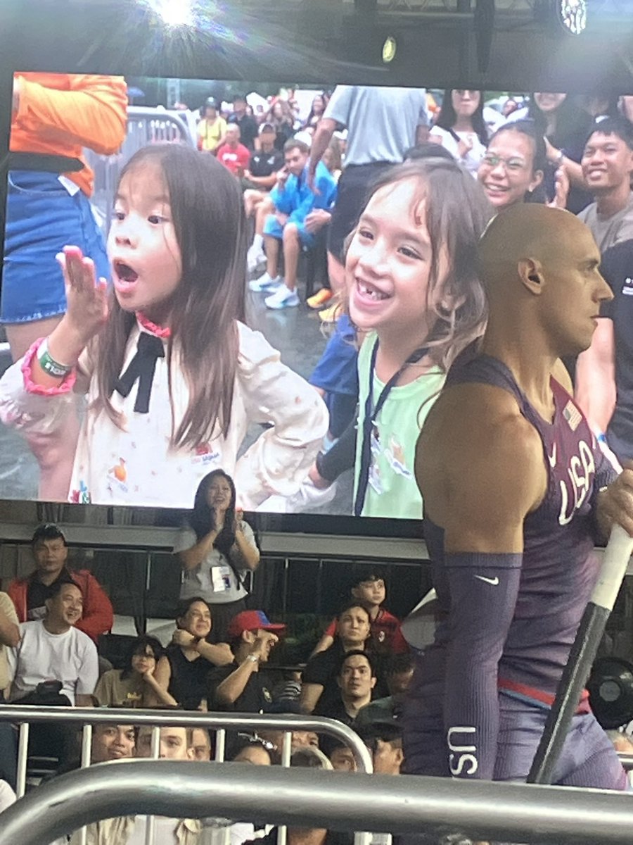 We saw Dahlia Amelie with her cousin, Thylane at the #WorldPoleVaultPH! They were supporting EJ Obiena and the other Olympian pole vaulters! Nakakatuwa na Dahlia was supporting these athletes tapos yung parents naman niya, lumalaban para sa future niya sa EDSA. ☺️