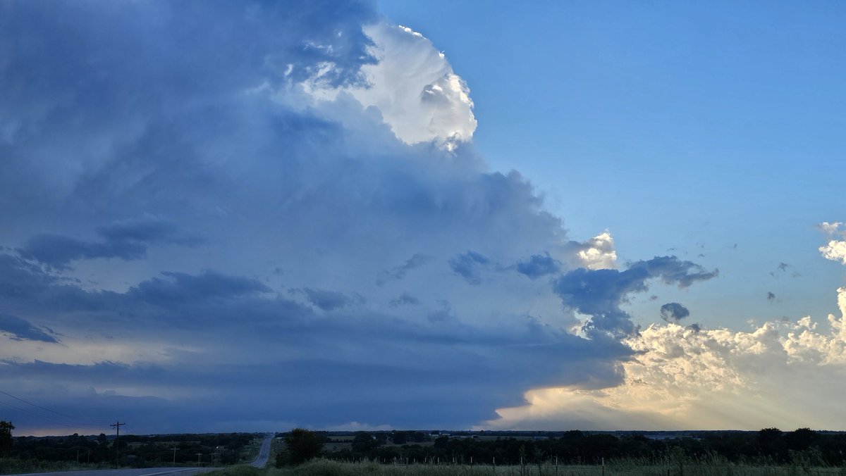 LEFT split supercell moving east towards Marietta, OK! #okwx #wxtwitter #wxX <a href="/NWSNorman/">NWS Norman</a>