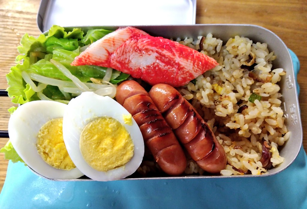 今日の長男弁当

チャーハン
もやしときゃべつナムル
カニカマ
ゆで卵
ウインナー

えっ明日休みなの？嫌だよ……
#お弁当記録