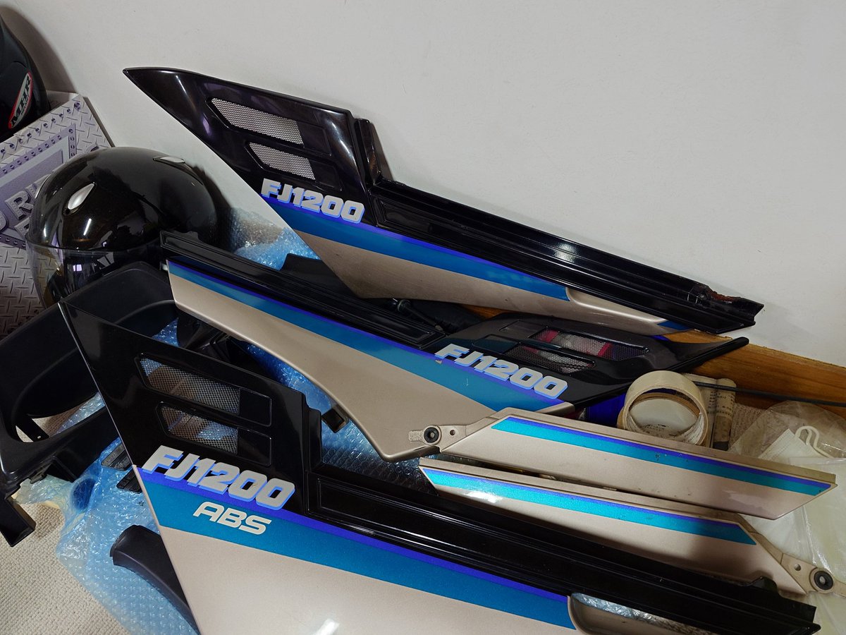 ４連休の人多いのかな？
通勤、人少なめのようだ。

綺麗に見えるけど、割れあり、汚れありのカウル。そんな趣味です😄

今日は少し重たい仕事あり。早く楽になりたい😆明日は休みだよ、子供も休みだから、バイクは無し❗️🫡