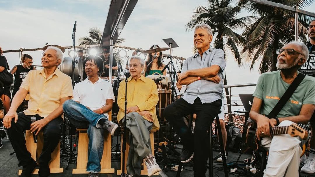 Imagina olhar pra Gilberto Gil, Djavan, Caetano, Chico Buarque e Paulinho da Viola defendendo a democracia… e ainda achar que o certo é ficar do lado de quem defende a PEC da Bandidagem e a anistia pra não responder à justiça. 🤡