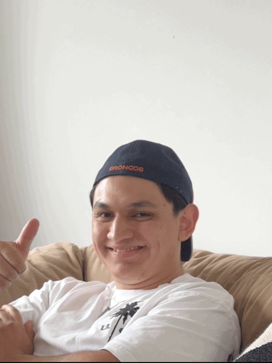 ToniKroosStan's tweet photo. #foximpactonfl Por favor saluden a mi amigo, es fan de los broncos y tiene un póster de Bo Nix arriba de su cama, desde que estaba en college. https://t.co/hsiPhcjAIr