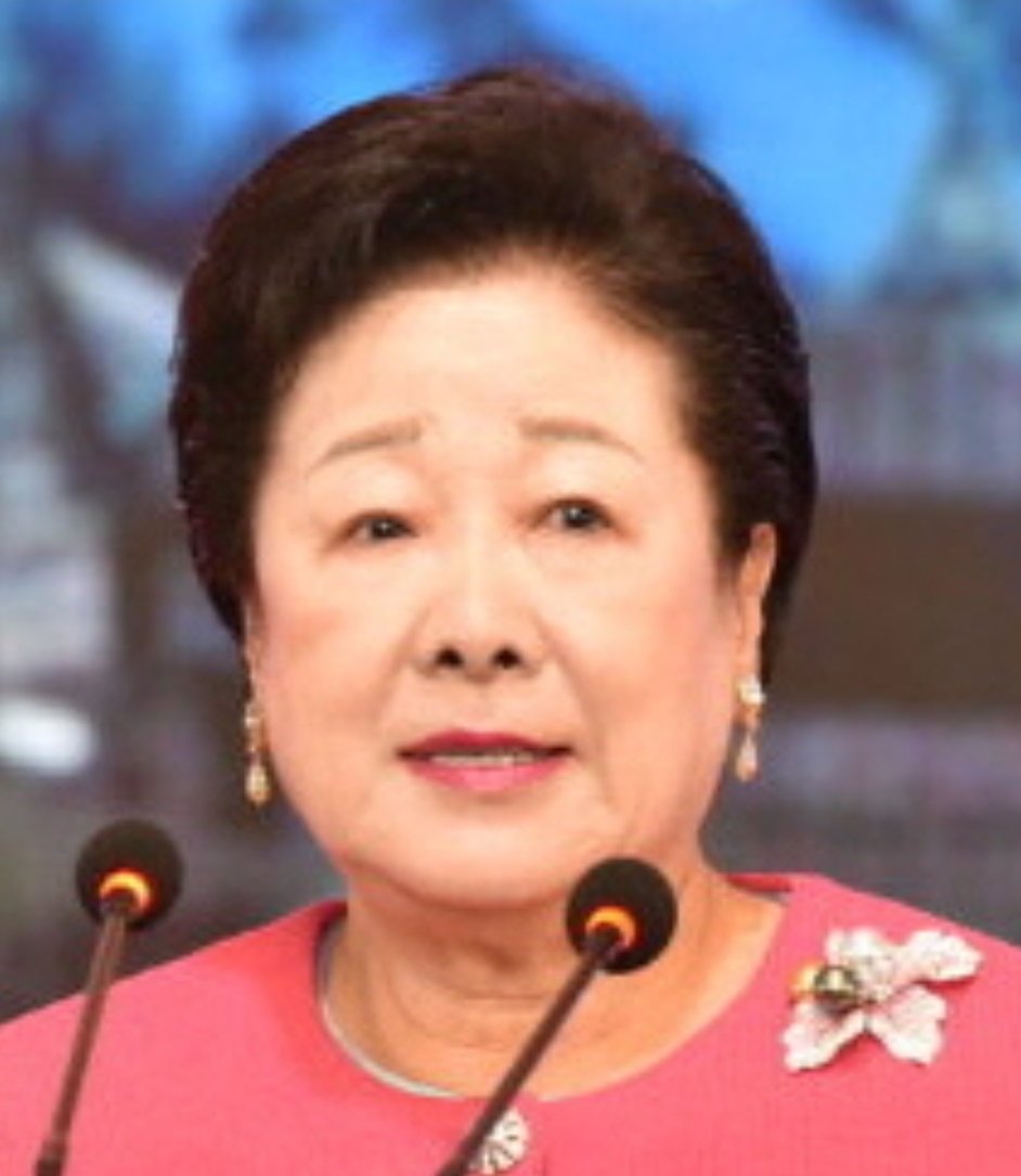 goldenbell1008's tweet image. 통일교 한학자 총재
17살에 문선명에게 시집가서 7남 7녀를 두고 그중 가수 거북을 낳았다고 한다.
그가 직계가 아니라는 의혹으로
잔여 자식들과 결별하고  인생은 산  자이다.
윤석렬 대선부정선거가 팩트로 나올 확률이 높고 영장신청중으로
구속이 되면 내란당 좀비들은 추풍낙엽이 될 것이다.