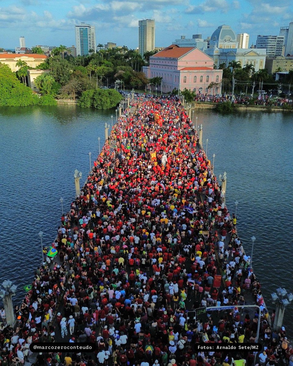 Atos contra a anistia e contra a PEC da Blindagem ocorreram em 50 cidades, sendo 46 no Brasil e quatro no exterior. Em São Paulo, de acordo com a USP, 42 mil pessoas se reuniram. Em Brasília, de acordo com organizadores, 30 mil. Atos foram massivos no Rio, Recife (foto),