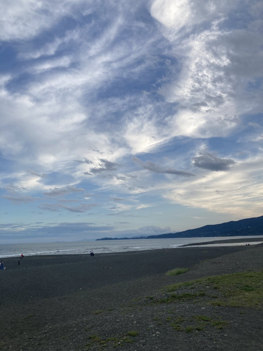sally65064063's tweet photo. 先週40℃の発熱が続いて入院していた息子くん、昨日は足や体のバランスのメンテナンスのため南足柄の治療院へ😊帰りに海に行きたい❗️といい国府津の砂浜へ寄ってきました🚗ちょっと曇ってたけど風が気持ちよかったです😊 https://t.co/AUpSP4UD8a