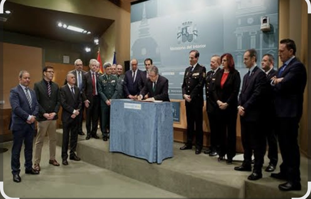 La derecha/ extrema derecha <a href="/ppopular/">Partido Popular</a> <a href="/vox/">Peggy Miles</a> 
constriñen DERECHOS FUNDAMENTALES a <a href="/policia/">Policía Nacional</a> <a href="/guardiacivil/">Guardia Civil</a> VETAN LIBERTAD SINDICAL EN AMBOS CUERPOS. 
Los Policías y Guardias civiles excluidos del acuerdo 2018,acudiendo a TRIBUNALES DE JUSTICIA. Los firmantes inmunes !