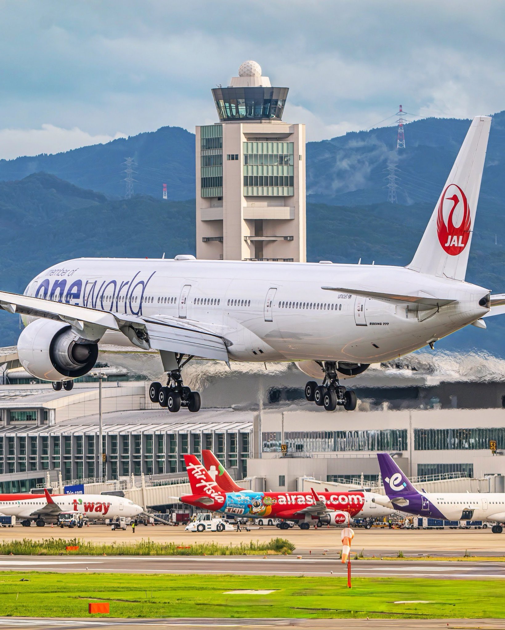 ⭐︎ 13号⭐︎空港で周囲から道を空けられるレオナール　42⭐︎希少サイズ　ファスナー ⭐︎ 13号⭐︎空港で周囲から道を空けられるレオナール 42⭐︎希少