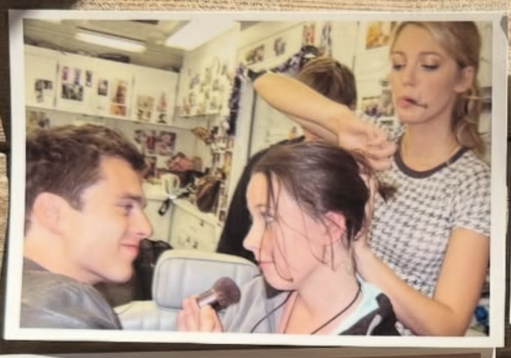 Sebastian Stan behind the scenes of Gossip Girl.

📲 blakelively | Instagram