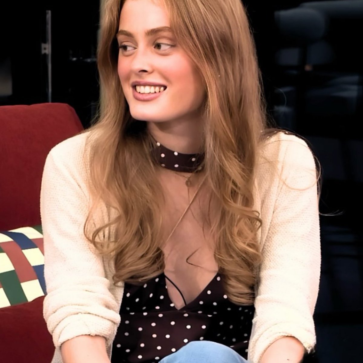 me ha gustado tanto el top de este clip que he montado una investigado para averiguar donde es y continuaré porque me gusta mucho la ropa de esta chica! Por las precarias!!!