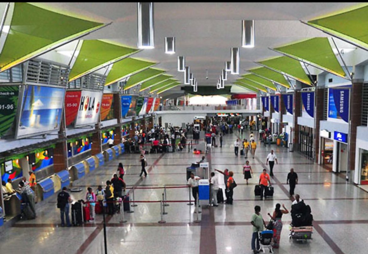 Ante el incidente eléctrico en #AILA <a href="/AerodomRD/">AerodomRD</a> (<a href="/VINCI/">VINCI</a> ) dio la cara, reconoció la magnitud del hecho y asumió soluciones concretas, al margen de la volatilidad emocional de las redes sociales. Los principios de comunicación de crisis se manejaron bien. 

ANTECEDENTES SIMILARES: