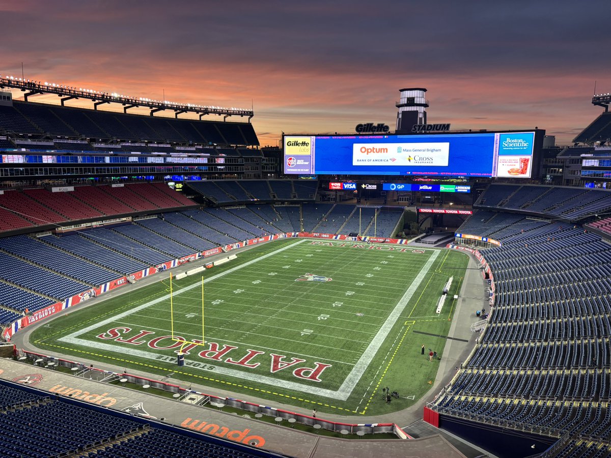 ByMarkDaniels's tweet photo. Good night from Gillette Stadium where the sunset rarely disappoints, even if the offense does https://t.co/xbTZL4YcY8