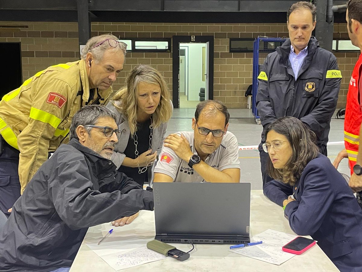 La consellera <a href="/nuriaparlon/">Parlon #apeudecarrer #interioriseguretatpública</a> des del Centre de comandament a Sant Quintí de Mediona, on els <a href="/bomberscat/">Bombers</a> han localitzat el cos d'una persona i continuen la recerca de la segona: "Aquesta tragèdia ens recorda la importància de la prudència en condicions meteorològiques extremes"