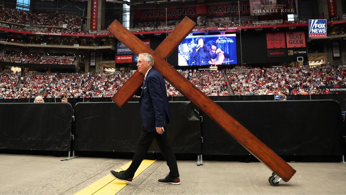 VIC_20's tweet photo. 🎵the wheels on the cross go round and round🎵 https://t.co/lSlsYUSY4L