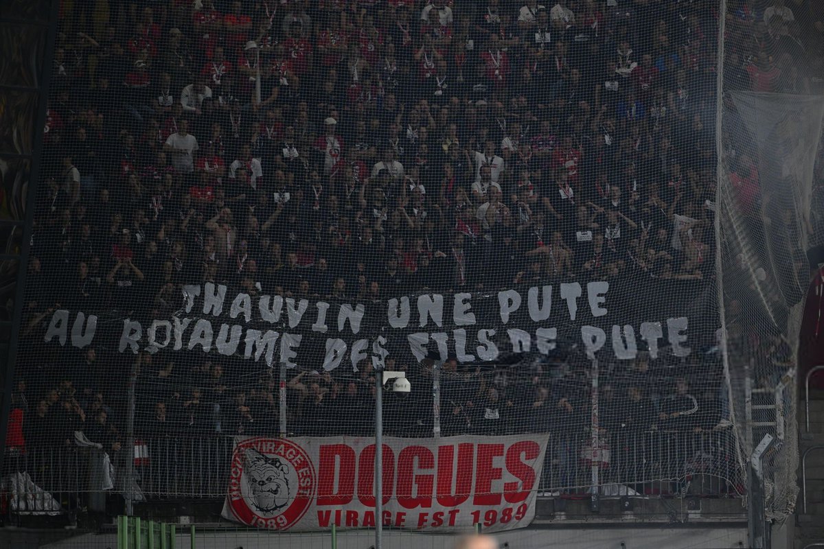 LMDPSG's tweet image. Bonjour @LFPfr, vous qui êtes désormais très à cheval sur les règles, ce match a-t-il été arrêté ? Les équipes sanctionnées ? Les politiques mobilisés ? Ou alors c’est uniquement quand ça se passe au Parc des Princes ?