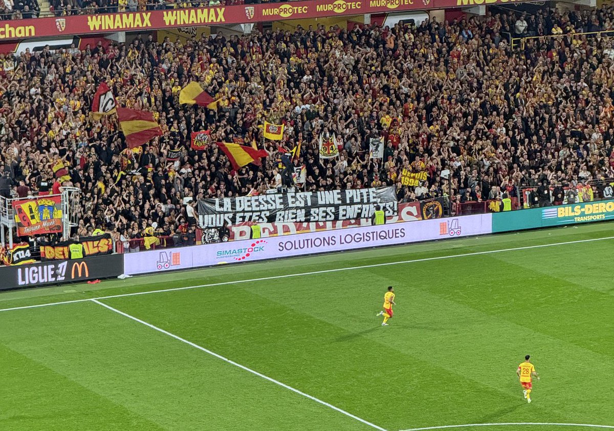 LMDPSG's tweet image. Bonjour @LFPfr, vous qui êtes désormais très à cheval sur les règles, ce match a-t-il été arrêté ? Les équipes sanctionnées ? Les politiques mobilisés ? Ou alors c’est uniquement quand ça se passe au Parc des Princes ?