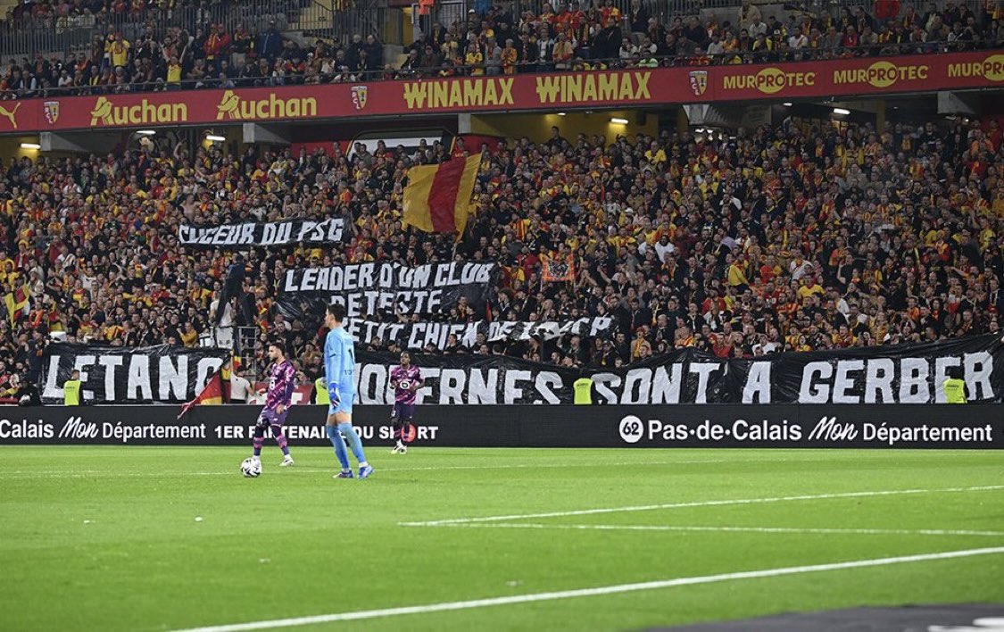 LMDPSG's tweet image. Bonjour @LFPfr, vous qui êtes désormais très à cheval sur les règles, ce match a-t-il été arrêté ? Les équipes sanctionnées ? Les politiques mobilisés ? Ou alors c’est uniquement quand ça se passe au Parc des Princes ?