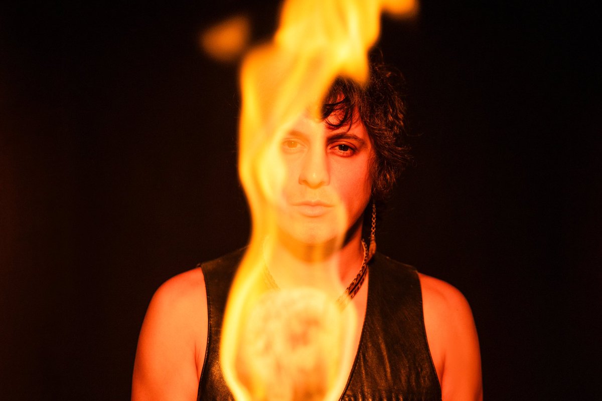 “Algunas canciones enlazan
La radio de otra dimensión
Hasta encender nuestro interior...”
Siddhartha.lnk.to/tuyyoytu/spoti…