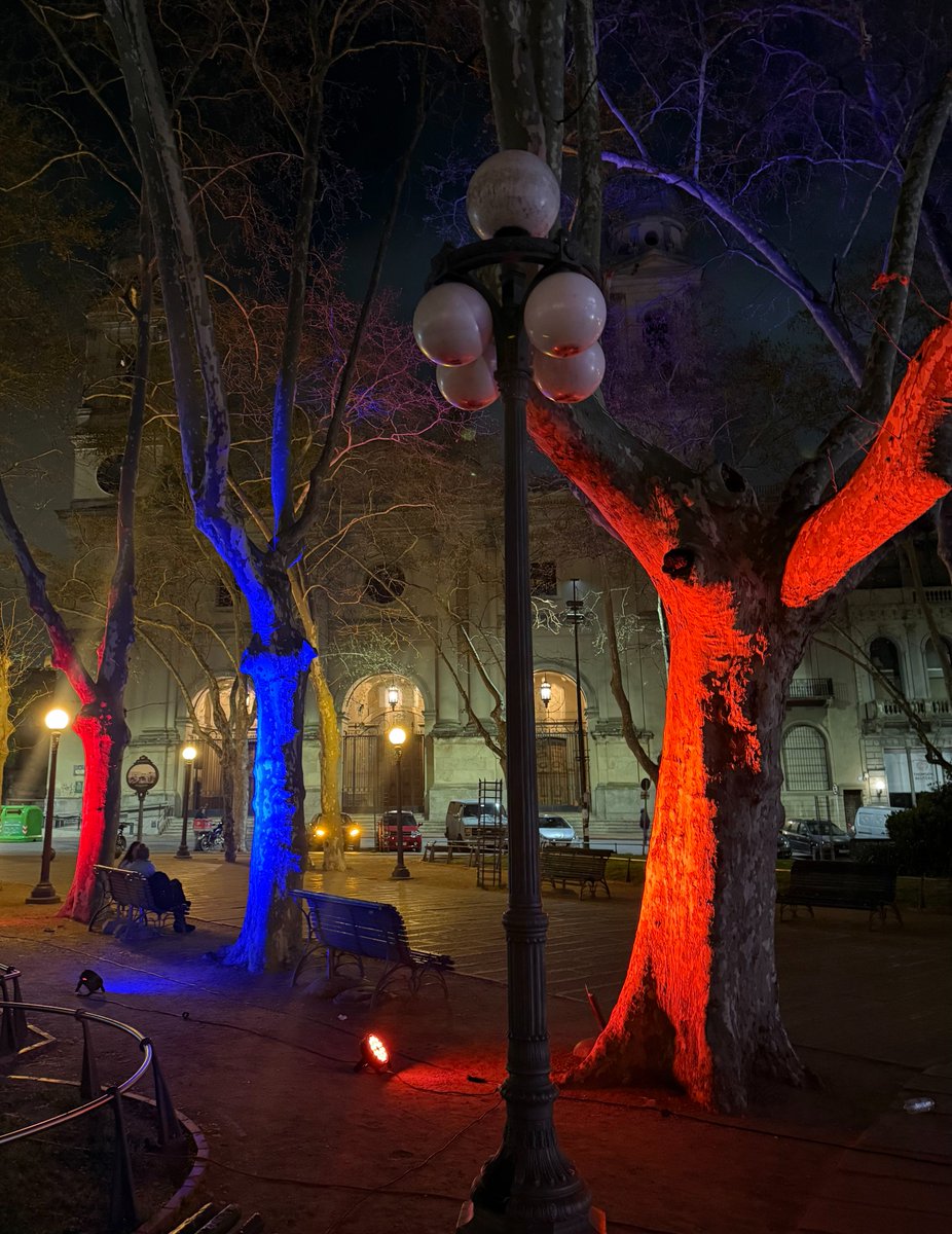 🇦🇲La Plaza de la Constitución (Plaza Matriz), iluminada con los colores de nuestra bandera.
¡Feliz Día de la Independencia, Armenia🇦🇲✨!