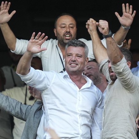 pusholder's tweet photo. Fenerbahçe Başkanı Sadettin Saran: "İlk işimiz tüzüğü 3 sene şampiyon olamayan gider şeklinde değiştirmek." https://t.co/ZovEq9Mrze