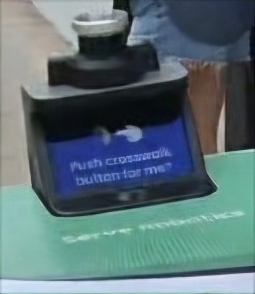 Ho appena aiutato un robottino ad attraversare la strada. Sul display chiedeva di schiacciare il bottone del semaforo per lui. 
Spero che si ricordi di me quando i robot prenderanno coscienza e decideranno di spazzare via il genere umano dalla faccia della terra.