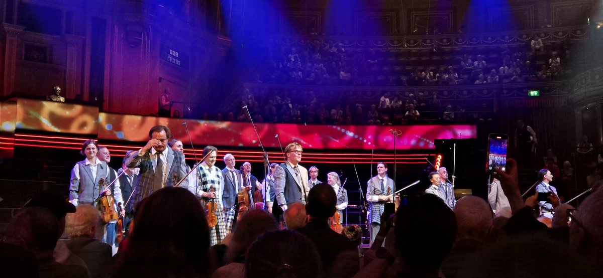 It was 3 weeks ago but still thinking about Pekka Kuusisto and the Norwegian Chamber Orchestra at the Proms. Katarina Barruk was absolutely spellbinding and that Shostakovich was just *chefs kiss* Still baffled by the outfits though...