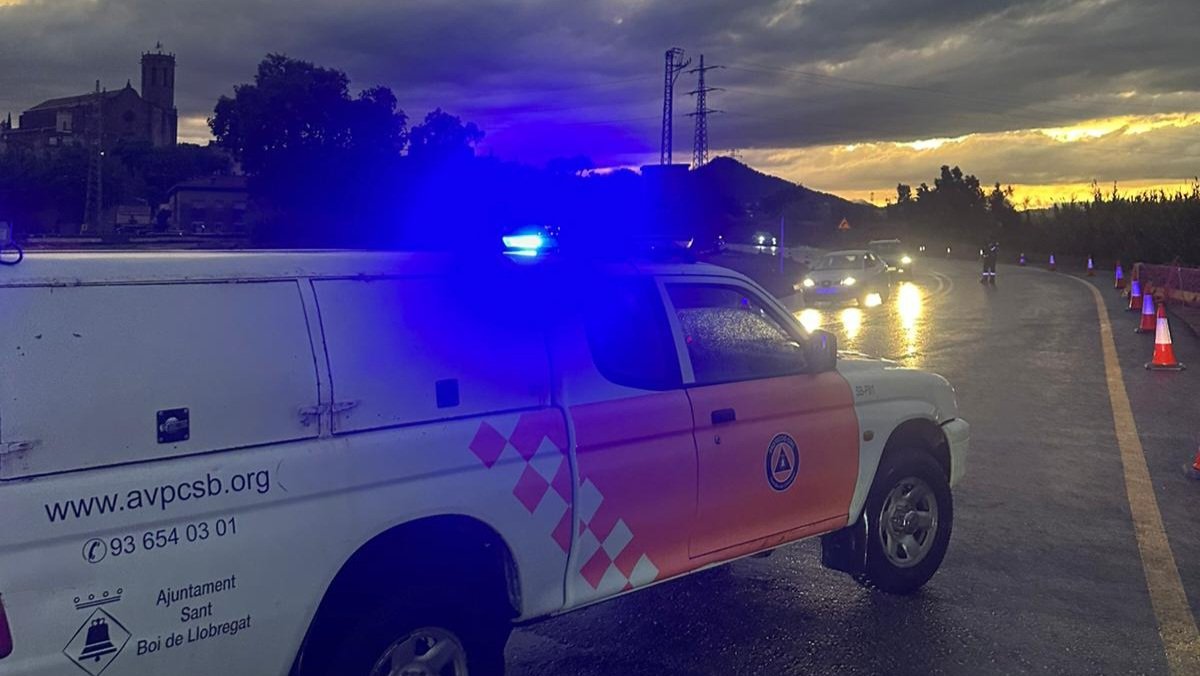 A causa de la pluja, la carretera BV-2002 està tallada al trànsit. L'aigua ha provocat també incidències en altres vies de Sant Boi. Els serveis municipals estan atenent-les. Cal precaució en els desplaçaments.
👉 santboi.cat/temps #avís #santboi