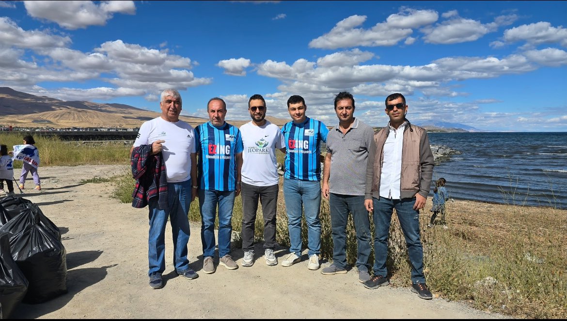 Dünya Kıyı gününde STK ve Kurumlarla beraber Vangölü sahilinde temizlik yapıldı.Çöp atmamak ahlaki sorumluluktur.#tatvan #ahlat #adilcevaz #van #bitlis