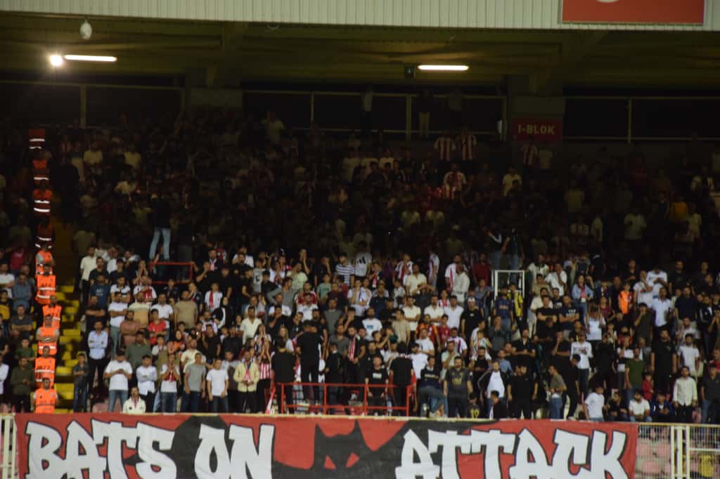 SansiHuseyin's tweet image. ⚽ TEBRİKLER BATMAN PETROLSPOR

Adana 1954&apos;ü 3-1 ile geçerek, 5&apos;te 5  yapan Batman Petrolsporumuzu tebrik ediyor, stadı hıncahınç dolduran taraftarımıza da teşekkür ediyorum.

👍Yolun sonu Şampiyonluk olsun....

#BatmanPetrolspor #Şampiyon #TFF #ikincilig