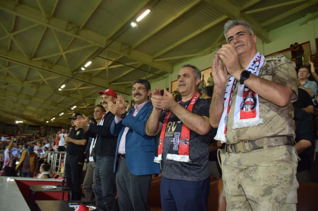 SansiHuseyin's tweet image. ⚽ TEBRİKLER BATMAN PETROLSPOR

Adana 1954&apos;ü 3-1 ile geçerek, 5&apos;te 5  yapan Batman Petrolsporumuzu tebrik ediyor, stadı hıncahınç dolduran taraftarımıza da teşekkür ediyorum.

👍Yolun sonu Şampiyonluk olsun....

#BatmanPetrolspor #Şampiyon #TFF #ikincilig
