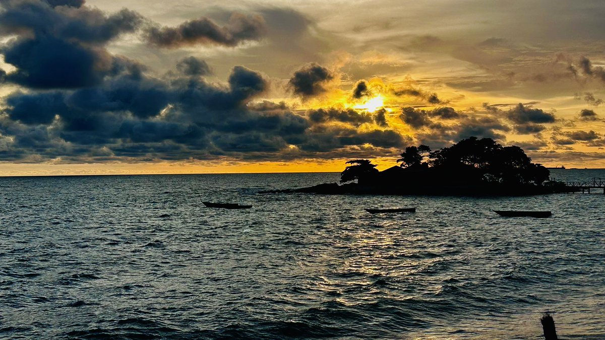 Sunset on the Atlantic Ocean ❤️
Freetown, Sierra Leone 🇸🇱 
September, 2025
#Africa 

📸: FM