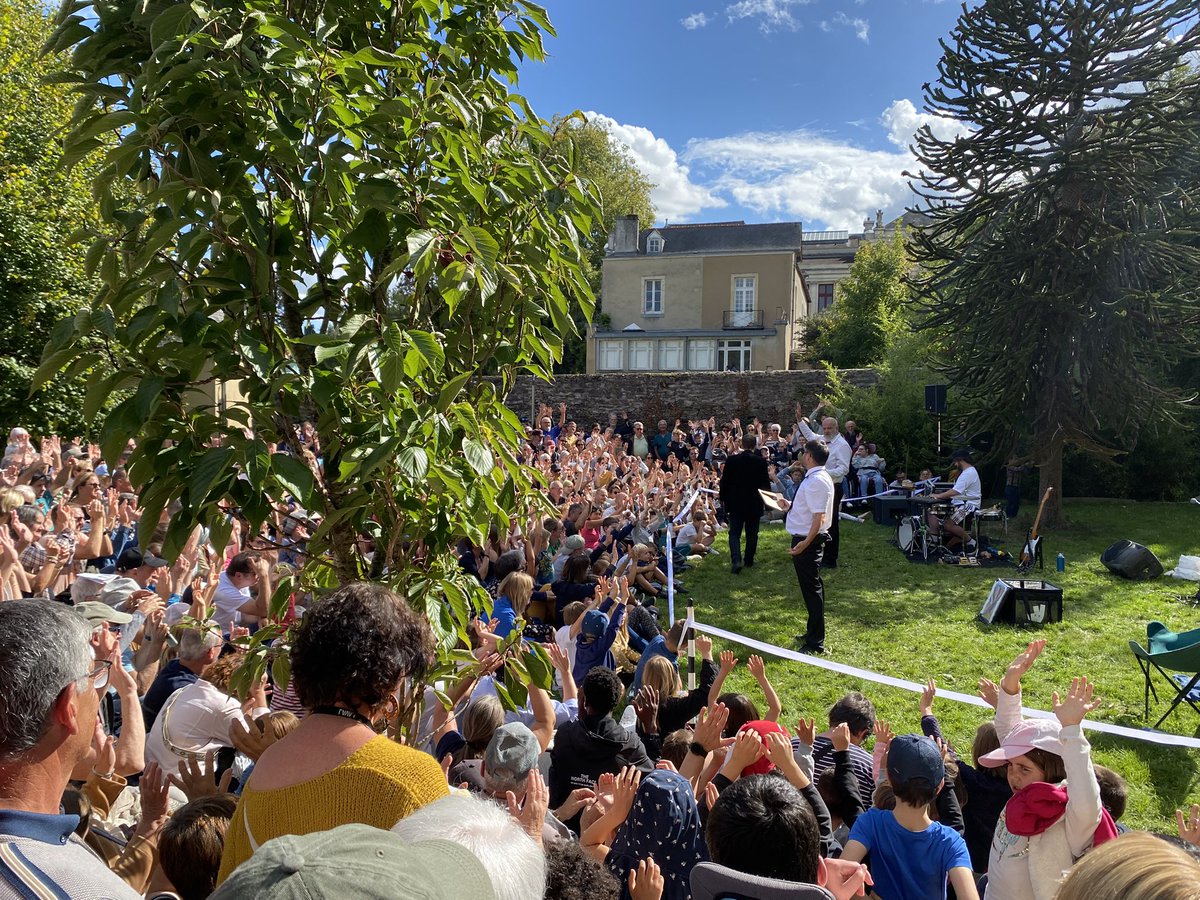 FlorianBercault's tweet photo. 🎭 Clap de fin pour le @ChainonManquant !

Un festival unique qui fait rayonner les arts vivants partout en 🇫🇷. 
 70 spectacles, 800 pros &amp; artistes, 250 bénévoles… et des milliers d’émotions ! 

Bravo et merci. Laval a vibré, rêvé, dansé. 
 Vivement l’année prochaine ! https://t.co/tsxddxP6D0
