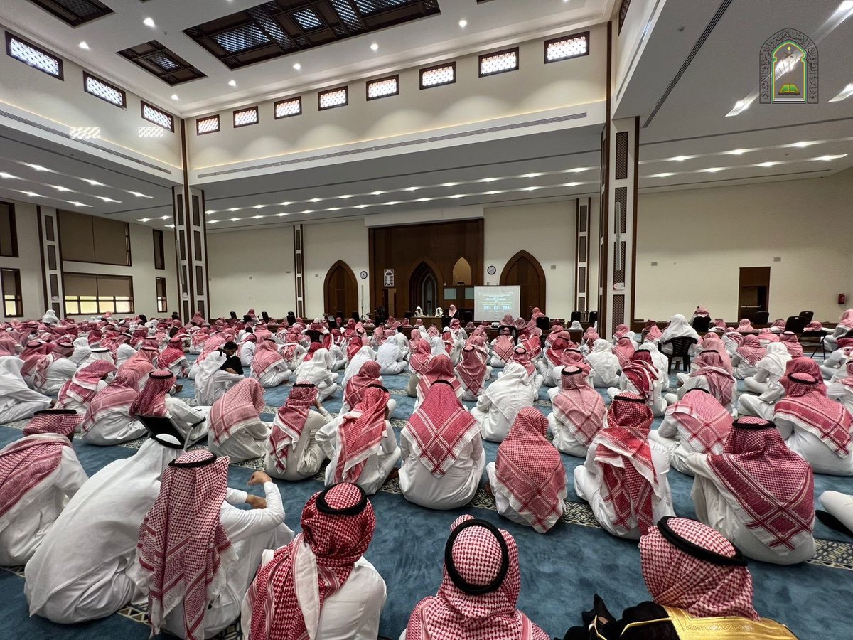 Saudi_Moia's tweet photo. بتوجيه من معالي وزير الشؤون الإسلامية والدعوة والإرشاد الشيخ الدكتور عبداللطيف بن عبدالعزيز آل الشيخ، أطلقت الوزارة ممثلةً بمعهد الأئمة والخطباء، مساء اليوم الأحد التاسع والعشرين من شهر ربيع الأول 1447هـ، سلسلة الندوات الوطنية لمنسوبي المساجد في مختلف مناطق المملكة بعنوان “رسالة المسجد في تعزيز اللحمة الوطنية”، تزامنًا مع مناسبة #اليوم_الوطني_السعودي_95، والتي تستمر لمدة ثلاثة أيام، مستهدفةً جميع منسوبي المساجد من خطباء وأئمة ومؤذنين ومراقبين ومراقبات. 

وتُعقد الندوات حضورياً وعن بُعد، بمشاركة نخبة من المشايخ والدعاة وأساتذة الجامعات، حيث تتناول محاورها دور المسجد في بناء اللحمة الوطنية، وتعزيز الانتماء والولاء، وترسيخ المسؤولية الشرعية والوطنية لمنسوبي المساجد في الخطاب التوعوي والإرشادي. 

وتهدف هذه السلسلة إلى تعزيز القيم الوطنية وترسيخ وحدة الصف بين أبناء المجتمع، عبر بيان مكانة المسجد في جمع الكلمة ونشر منهج الوسطية والاعتدال، ودعم الجهود الوطنية في الحفاظ على أمن الوطن واستقراره. 

https://t.co/5WSvNCqYtw