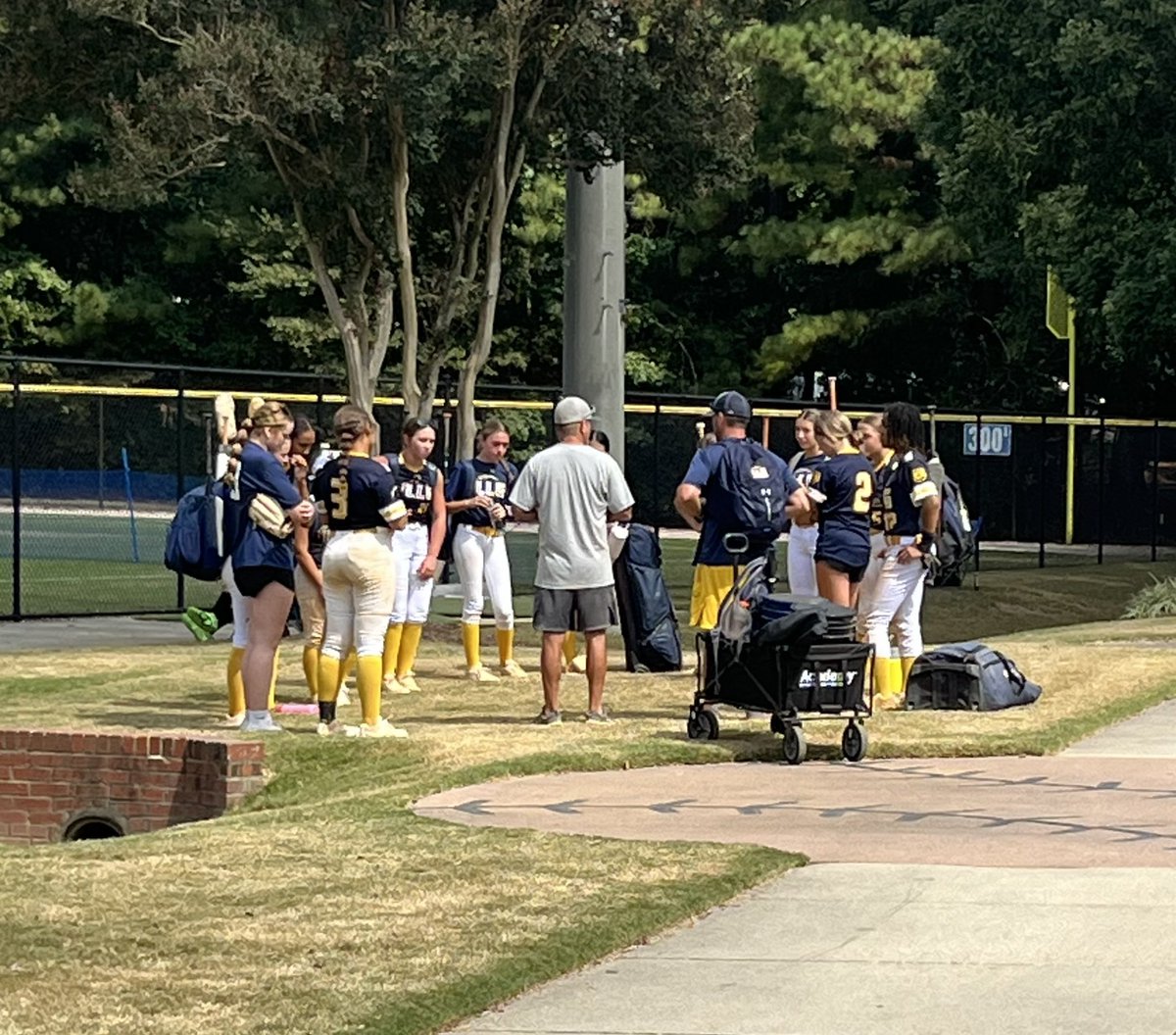 The first tournament of the season is in the books! Although bracket play ended sooner than we wanted, the girls had a strong outing overall this weekend going 3-2. They faced some great competition, made spectacular plays in the field, and had a few bombs. Keep working, girls!