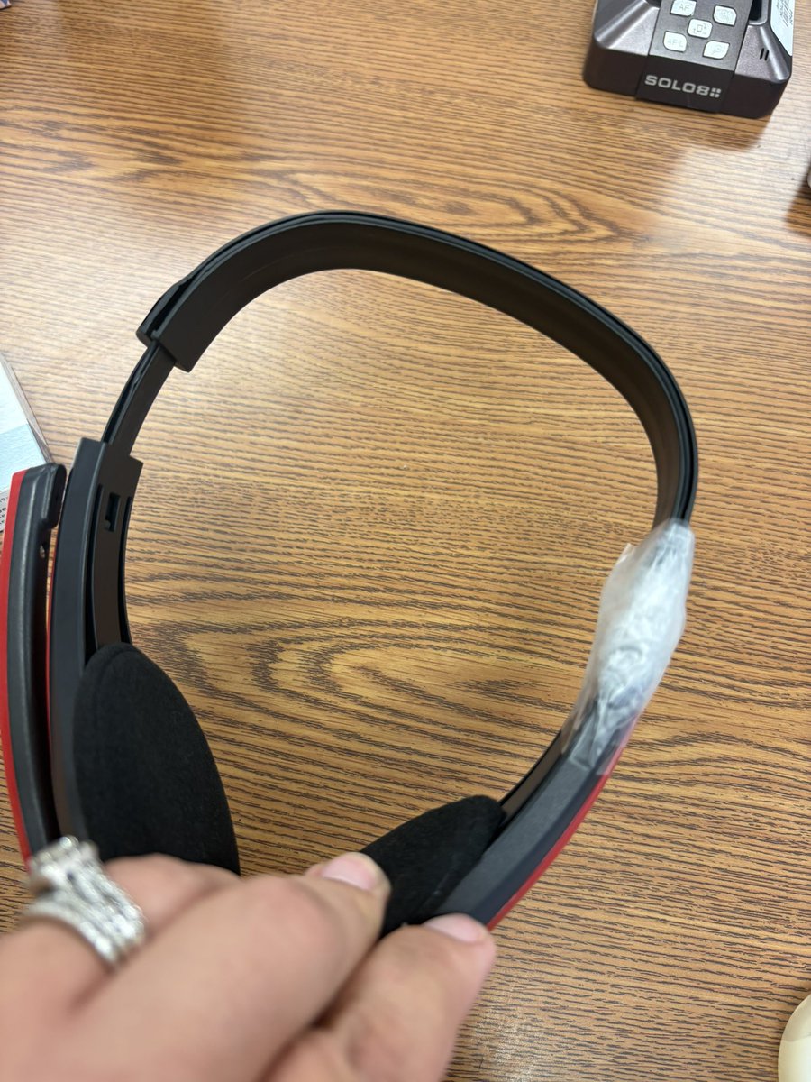 🎧 Help me cross headphones off my list🙏🏻 Our students desperately need these 💛 this is what we’re working with 😔 I know it’s a lot to ask but hoping for a kind soul to look at my list. Please RP <a href="/HayesHolly2/">Hayes Holly</a> #mysteryChris <a href="/LoewyLawFirm/">Adam Loewy</a> <a href="/RyanBartlett/">Ryan Bartlett</a> 
amazon.com/hz/wishlist/ls…