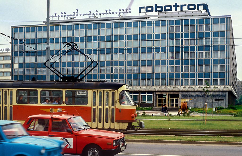 GDRvisuals's tweet image. Robotron Headquarters in Dresden, 1990