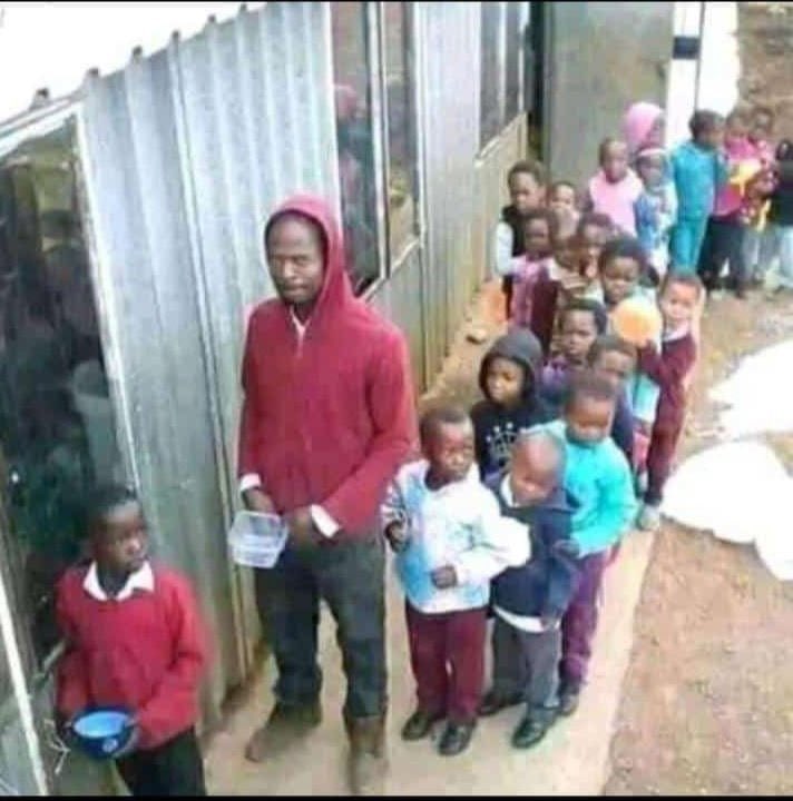 Wano nga Arafat updates akyasoma mu primary one 🤭🤭😊ssebo kati naye munamawurire 😜😜 era atuweeleza mu’Luganda 🤝👍😂😂