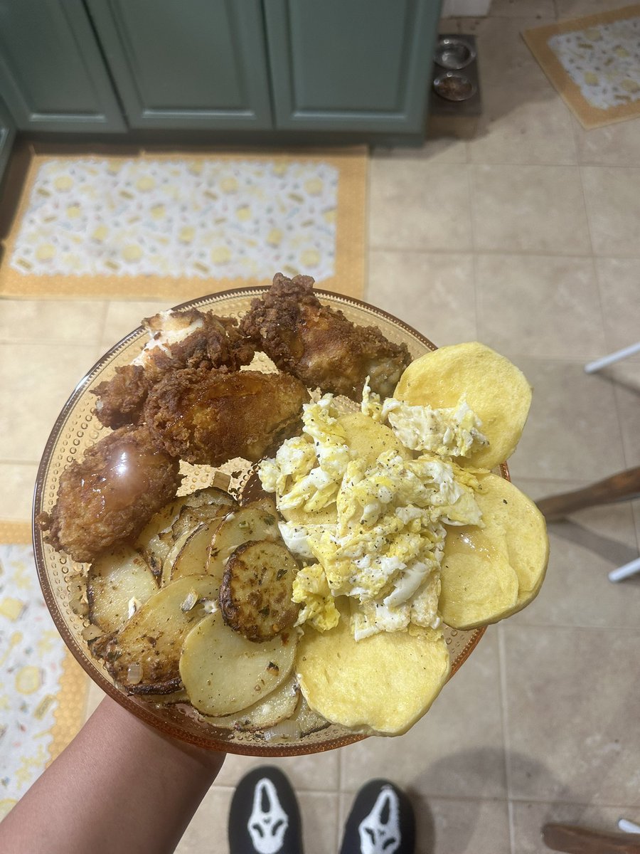 When my wife asks me to make brunch, I take the assignment very serious. She wanted fried chicken, biscuits, eggs and smothered potatoes 🥂☀️🌻💕