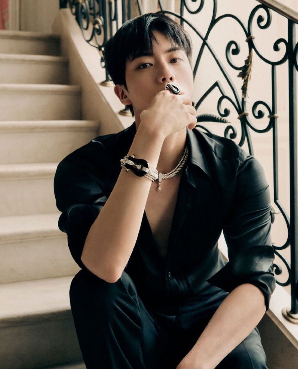 sugamihoney's tweet image. — #JIN asistirá a la semana de la moda de Gucci en Milan,Italia este 23 de Septiembre 🇮🇹 

JIN X GUCCI
JIN FOR GUCCI
#JinxGucciSS26 #JinXGucci