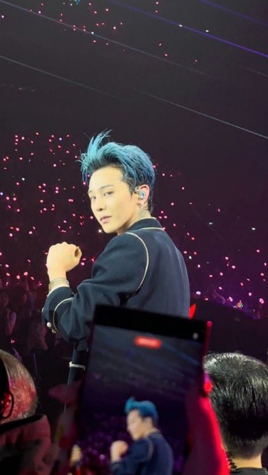 JIYONGDRN's tweet photo. a foto tirada exatamente no ano de 2015, só pode https://t.co/FJHYhPH8fH