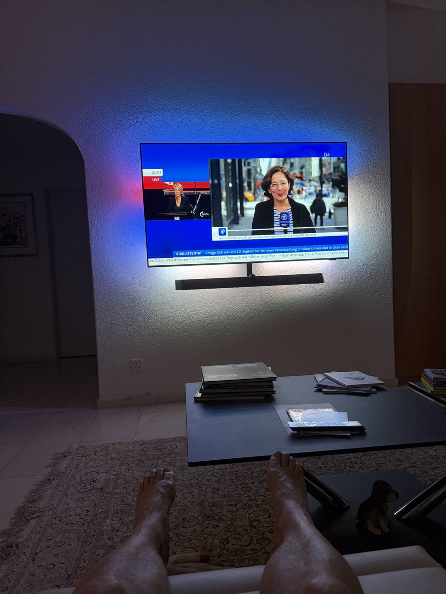 Ich wollte auf Tagesschau 24 die Trauerfeier für Charly Kirk anschauen! Ich stelle fest dass Rechts ein kleines Bild aus dem Stadium Stumm eingeblendet wird und Rechts linke Werbung gegen die Republikaner mit eigenen „ linken Sachverständigen“ betrieben wird! Also jetzt