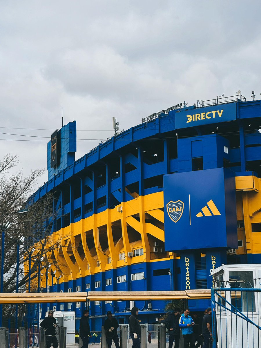 PlanetaBoca's tweet photo. Soy del barrio de La Boca y siempre te voy a seguir. 

🔵🟡🔵 https://t.co/PbIXuoemme