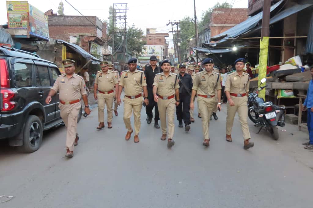 aligarhpolice's tweet photo. #SSPAligarh द्वारा जनपद में शांति, सुरक्षा व कानून व्यवस्था को अक्षुण्ण बनाए रखने के दृष्टिगत पुलिस बल के साथ थाना गांधीपार्क, कोतवाली नगर व देहलीगेट क्षेत्रांतर्गत पैदल गस्त कर आमजनमानस को सुरक्षा का भरोसा दिलाया गया एवं ड्युटीरत पुलिसकर्मियों को दिशा-निर्देश दिए गए-

इस दौरान #spcity, #spra, #asp/cocity 1st, #cocity2nd मौजूद रहे ।