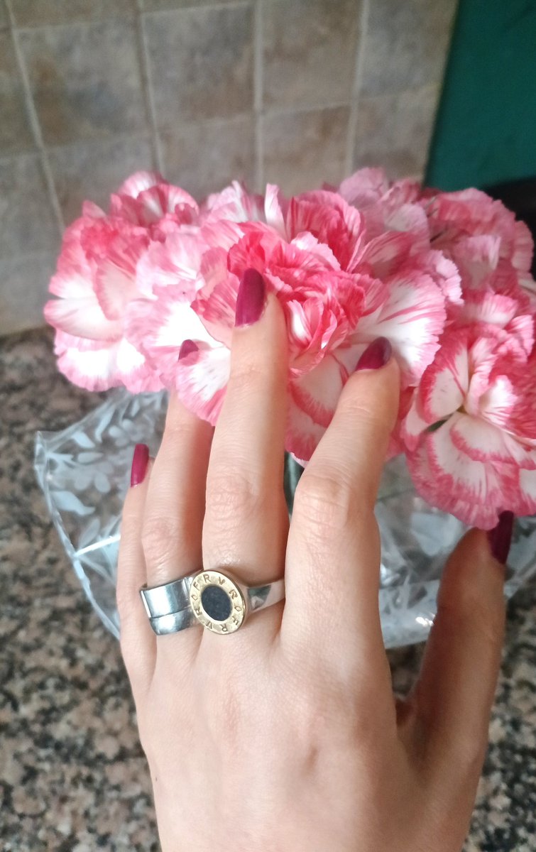 La primavera despierta corazones 🌸✨
Florecer es sentir, desear y dejar que la luz nos guíe 🌞💜

#FelizPrimavera2025