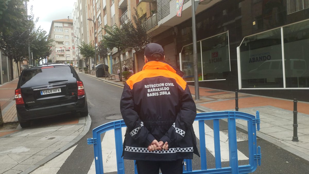 BarakaldoPcivil's tweet photo. Hoy @BarakaldoPcivil ha estado en fiestas de Rontegi cubriendo la IX bajada de goitiberas 
Arrontegiko Goitibera Jaitsiera 
#prevencion 
#rontegi 
#barakaldo
. https://t.co/KzllkztXry
